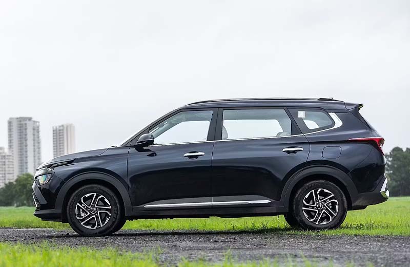 The Carens' suspension setup handles bumps quite well, delivering an absorbent, and fatigue-free drive.